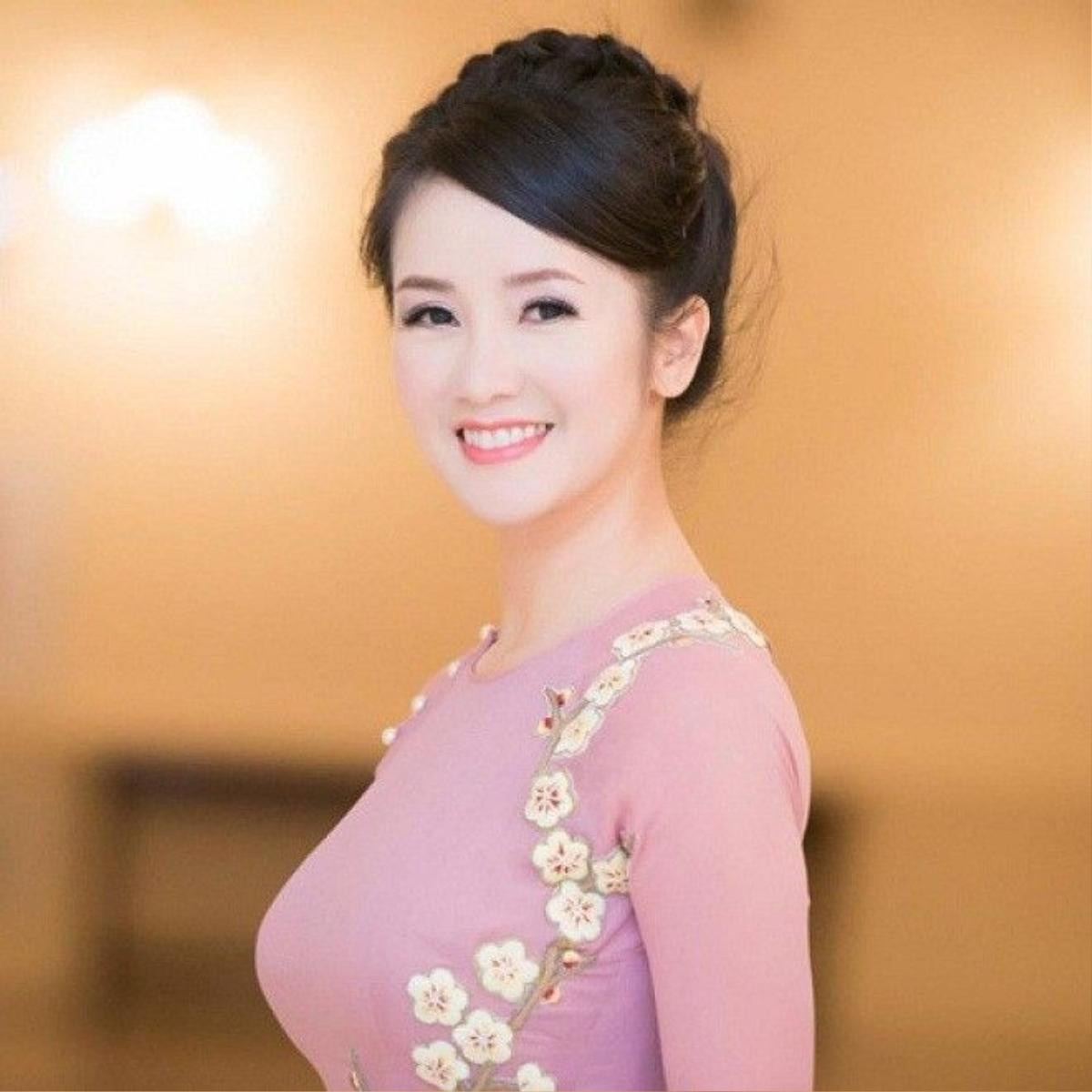 Với Hồng Nhung - người sở hữu giọng mezzo soprano (nữ trung trữ tình) với lối hát tự sự, tinh tế đã có một năm đáng nhớ với âm nhạc.