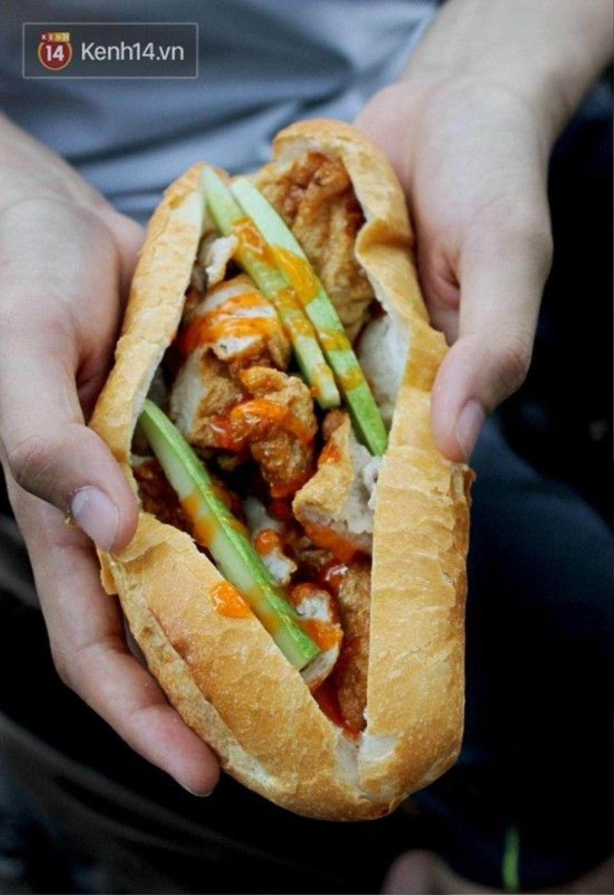 Chả cá Sài Gòn dân dã thường được ăn cùng bánh mì.