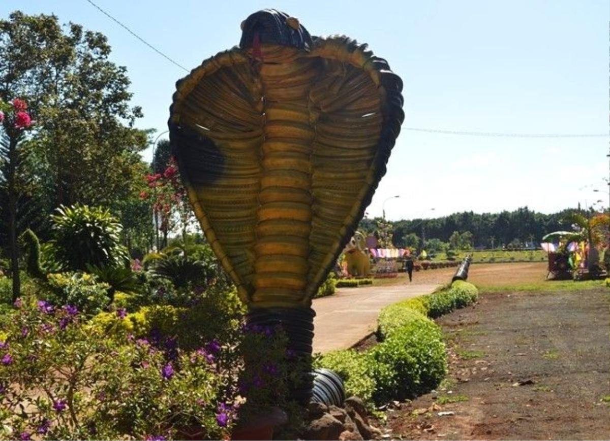 Công viên Lâm viên (đường Hà Huy Tập, phường Tân An, TP Buôn Ma Thuột, Đắk Lắk) vừa mở cửa cho người dân đến tham quan những sản phẩm độc đáo làm từ phế liệu. Trong ảnh một con rắn hổ mang được làm từ lốp xe có chiều dài hơn 20 m.