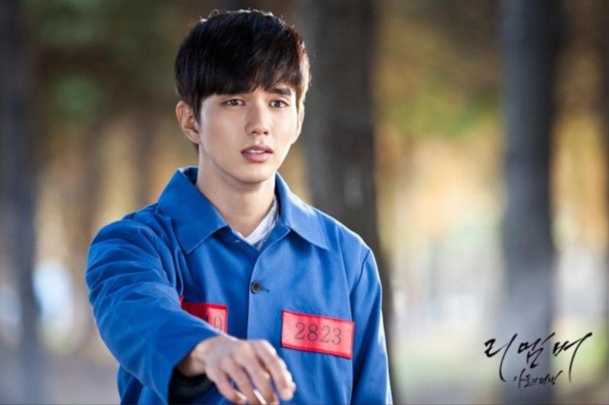 “Tiểu So Ji Sub” Yoo Seung Ho rưng rưng nước mắt trong bộ đồng phục tù nhân của bộ phim đang lên sóng Remember. Yoo Seung Ho thủ vai một luật sư muốn trả thù cho người cha. 