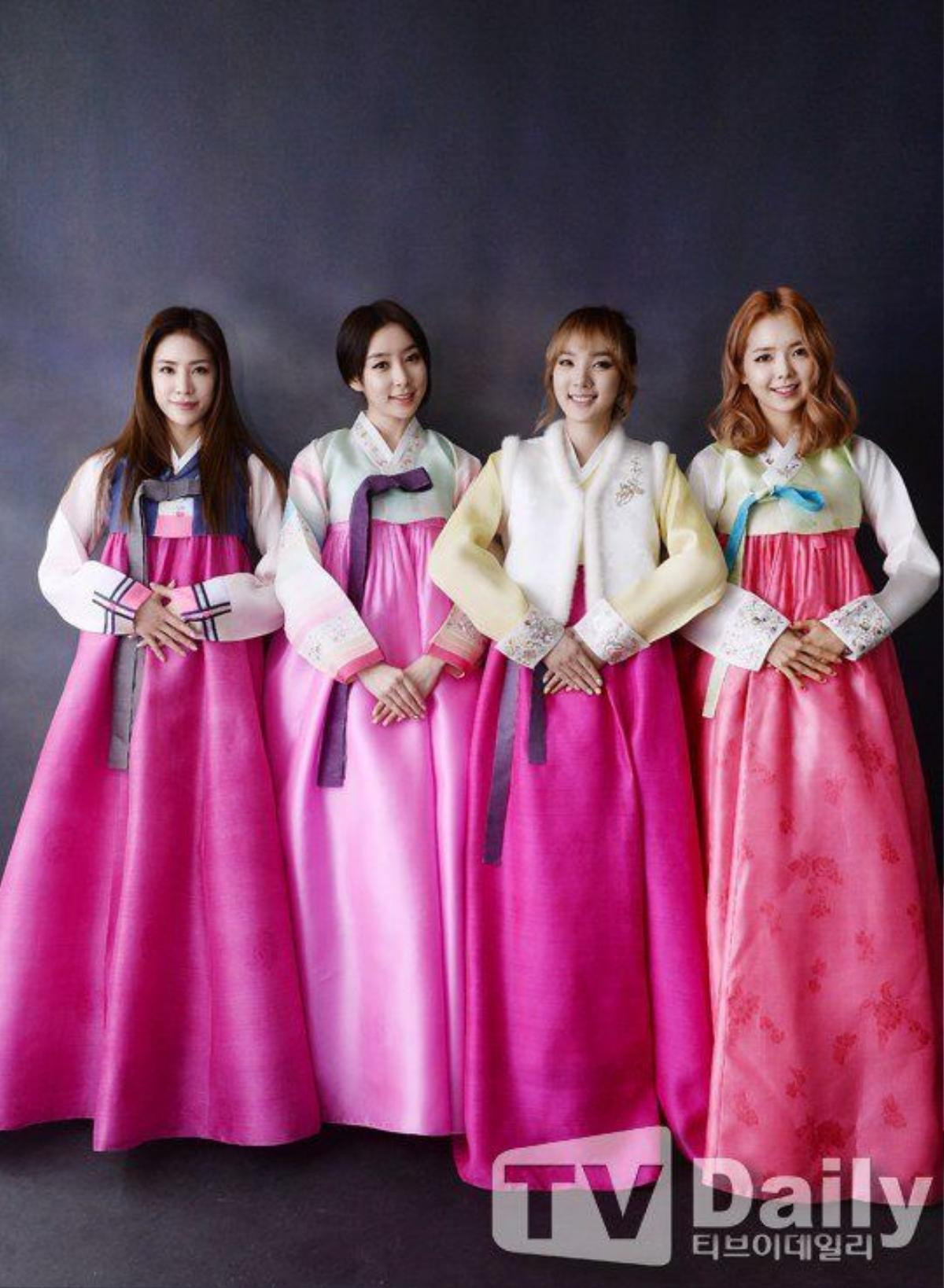 Stellar tạm thời gác lại phong cách gợi cảm để diện hanbok mừng năm mới.