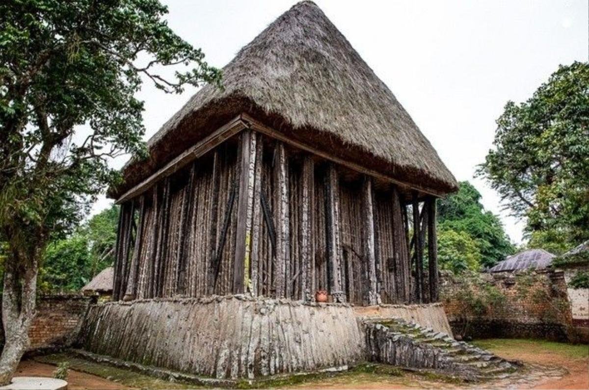 Cung điện nằm giữa trung tâm thị trấn, cung điện Bafut gồm 50 ngôi nhà quần tụ quanh ngôi đền Achum.