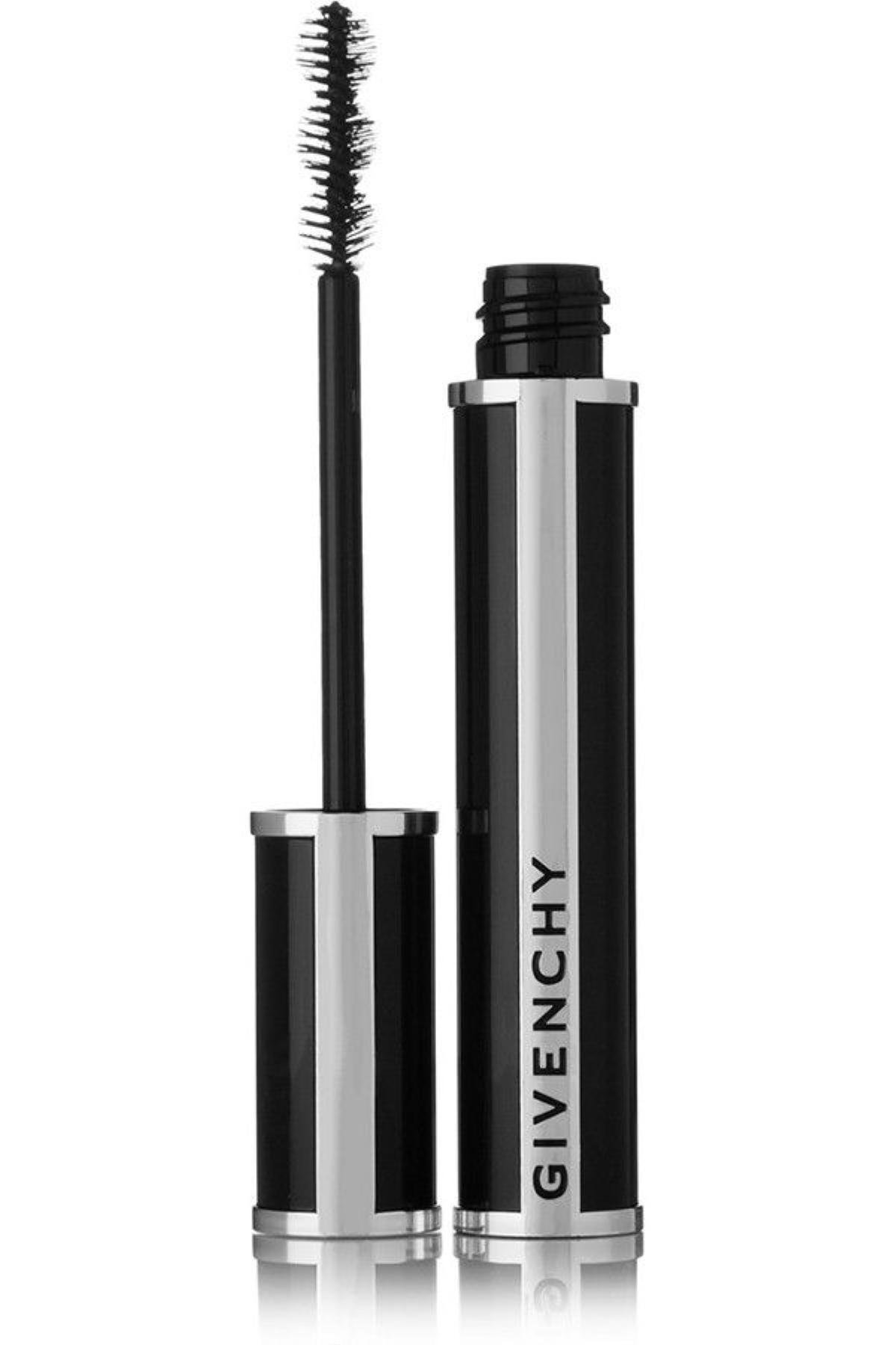 Givenchy’s Noir Couture 4 in 1 in Black Satin, đây là cây mascara thần thánh luôn túc trực bên cạnh người make up của Ariana Grande, cô chia sẻ mình thích sản phẩm này nhất vì khi sử dụng chúng sẽ tự làm phần gốc mi dày lên là thon nhỏ dần ở phần ngọn mi, nhìn cực tự nhiên.