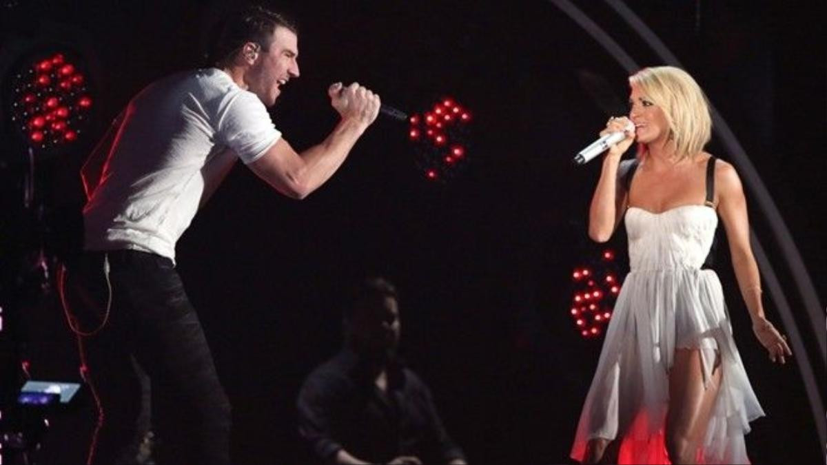 Sam Hunt (trái) và Carrie Underwood