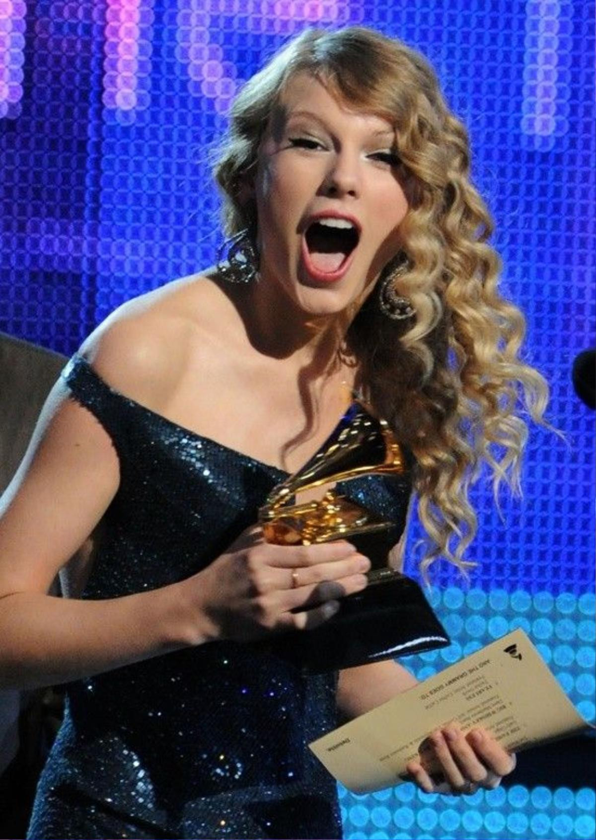 Taylor ẵm giải trên sân khấu Grammy 2010.