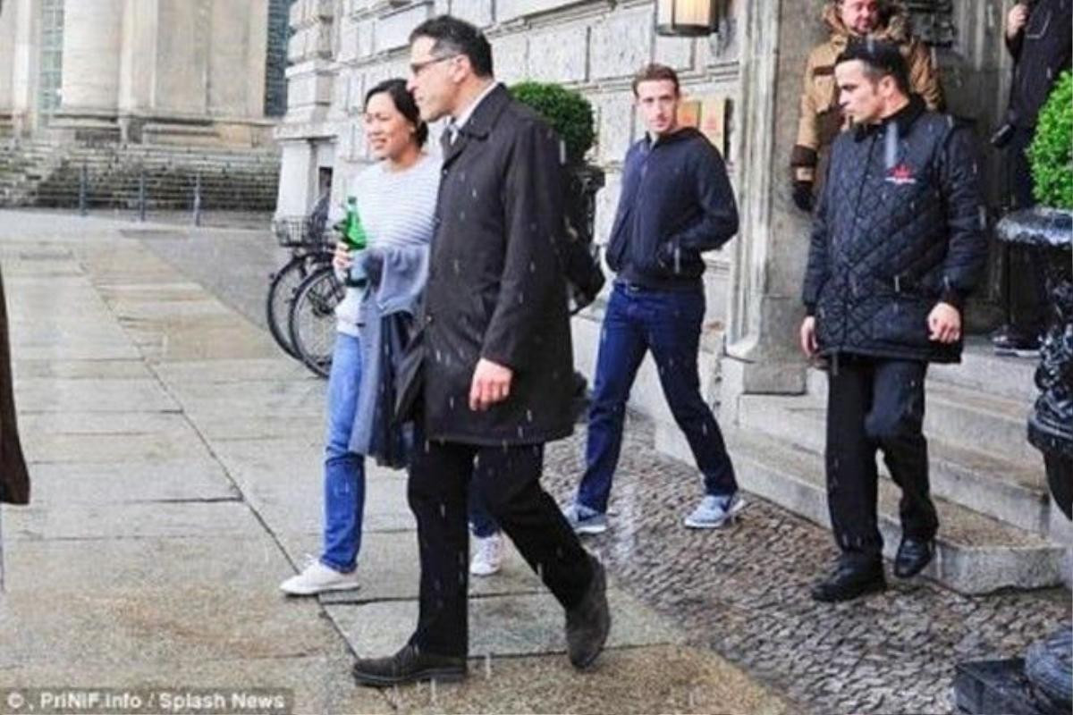 Vợ chồng Zuckerberg rời khỏi một khách sạn ở Berlin. Ảnh: Daily Mail