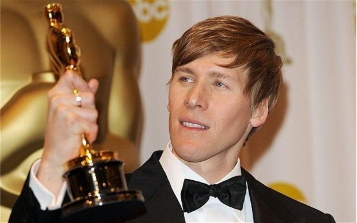 Biên kịch Dustin Lance Black đoạt Oscar cho kịch bản phim Milk.